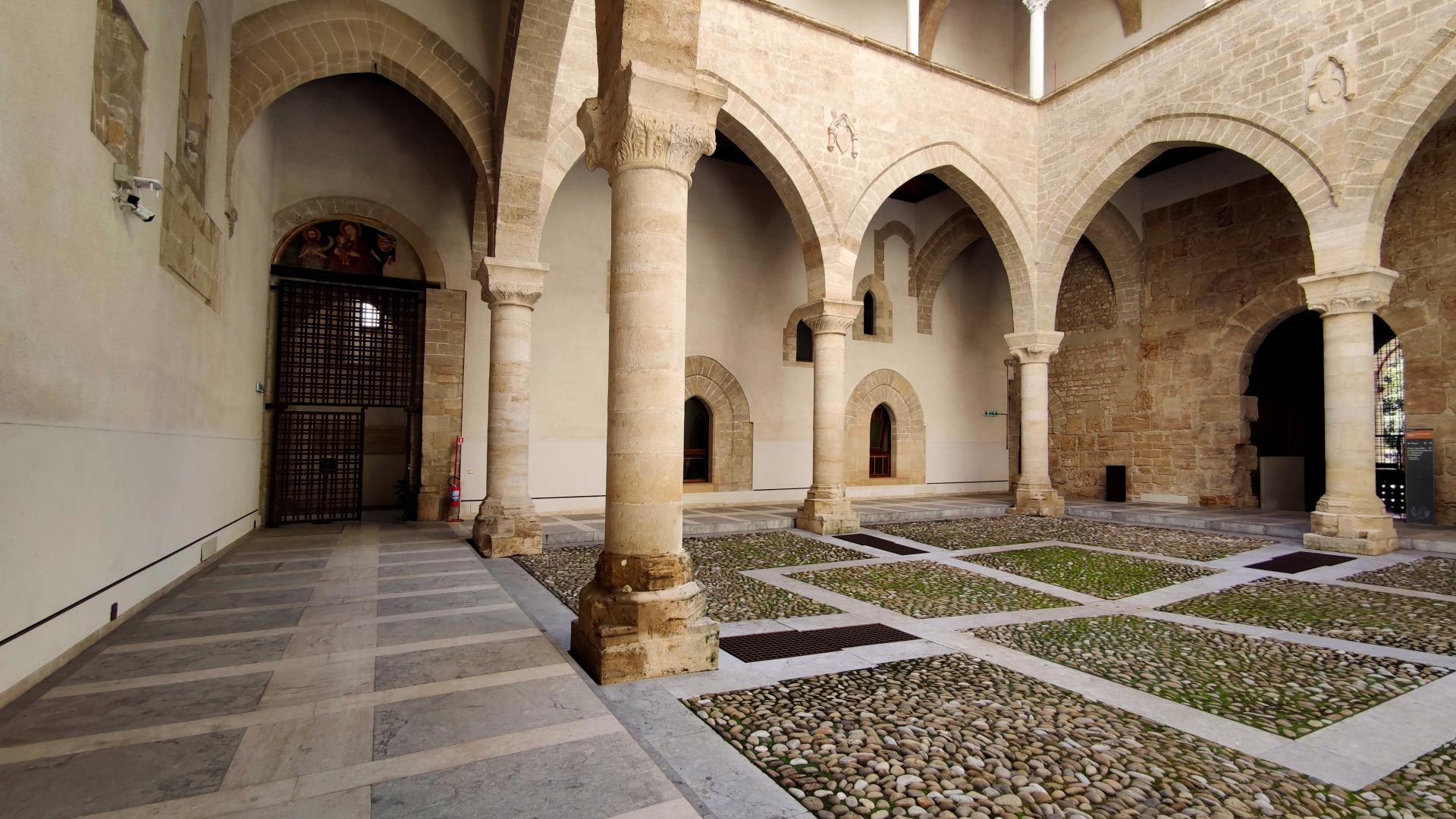 Corte interna di Palazzo Chiaromonte