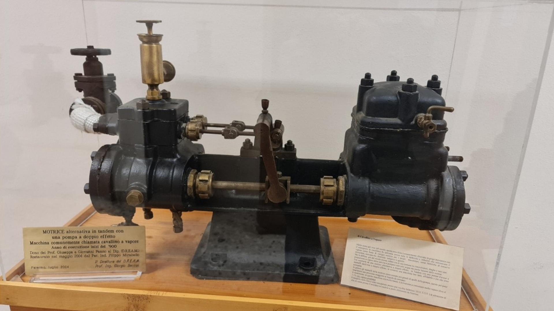 Pompa idraulica costituita da motrice alternativa a vapore che azionano una pompa idraulica, J. Angelo Salmoiraghi (Italia), 1900.